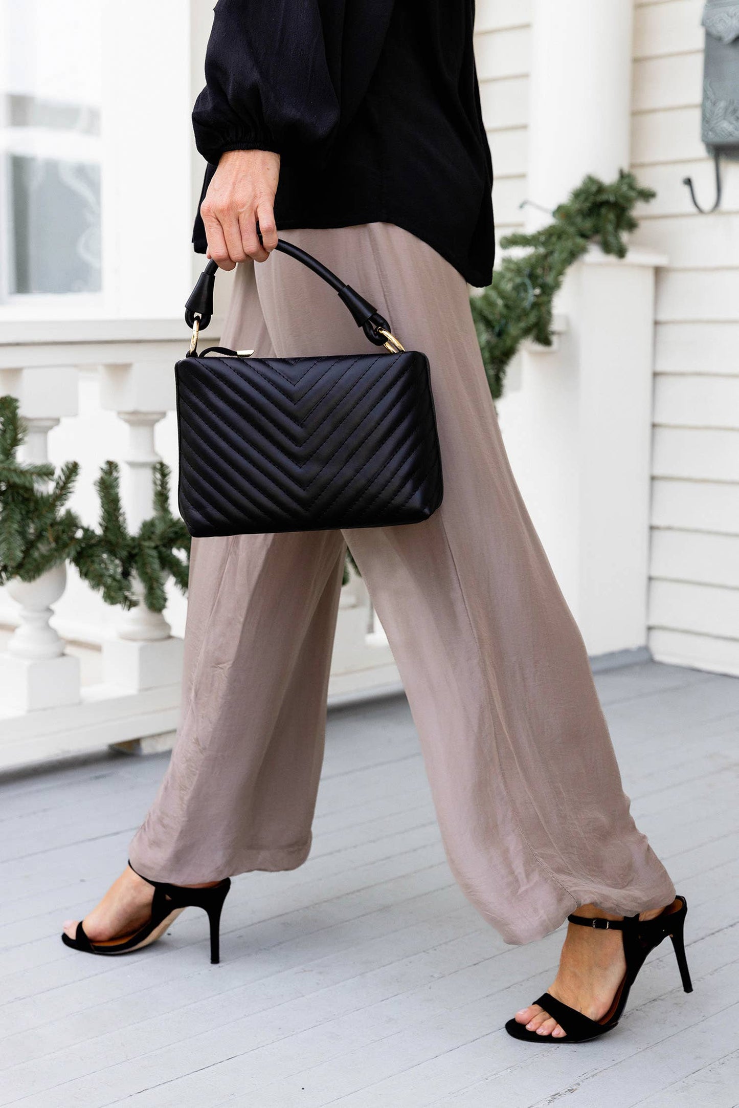 Cobblestone Living ( Bianca Quilted Leather Top-Handle Bag: Black)